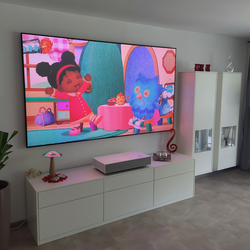Laser TV im CLR Rahmenleinwand im Wohnzimmer beamer-freund