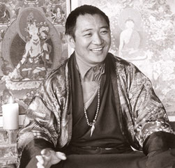 Tarthang Tulku (Schwarz-weiss Foto) – vermutlich in den 70er Jahren, er sitzt und lächelt