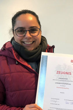 Andressa Znidar präsentiert ihr Zeugnis
