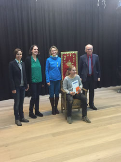 Cecilia Lutz gewinnt den Schulvorlesewettbewerb 2015/16