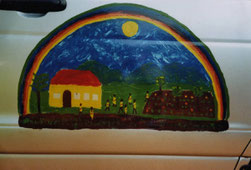 Das symbolische Gemälde von Entwicklungshelferin Ine Scheidecker schmückt die Tür des Kindergarten-Zubringers.