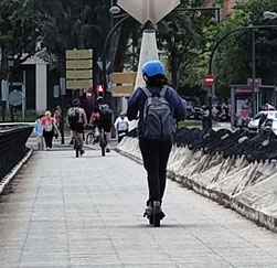  Cuando planifican la circulación de vehículos y peatones por el Pont Nou d' Octubre en Valencia, es de esperar que piensen que los viandantes que caso de atropello nos llevamos la peor parte.