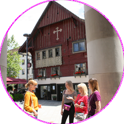 Das Rote Haus ist das Wahrzeichen von Dornbirn und sieht man bei einer Stadtführung Dornbirn.