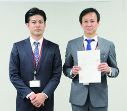 地域産業資源活用事業計画に認定された㈲宮城菓子店の宮城龍二代表取締役(右)と真境名康志所長代理=3日午後、沖縄総合事務局(那覇市)