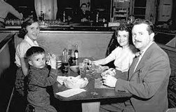 Parents et enfants dans un fast-food. Années cinquante, Nebraska