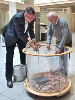 Foto: v.l.nr. Herr Hinsenbrock von der Sparkasse und Herr Haueis vom KBV bei der Arbeit.