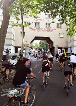 Die Fahrraddemo hält vor dem Gemeindebau Matteottihof