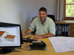 Peter Holzer in seinem Büro bei der Planung eines Objekts in 3D