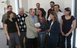 Pfarrerin Wendler und der Kirchengemeinderat bedankten sich bei Bruno Gärtner, der im Auftrag der Nussbaum Stiftung 3.500 Euro der Kirchengemeinde überreichte.