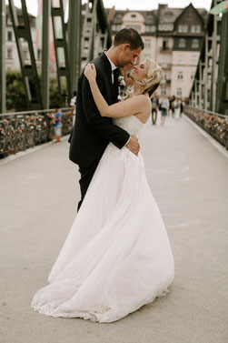 Euer Hochzeitsfotograf Frankfurt - Brautpaar küsst sich auf dem Eisernen Steg in Frankfurt