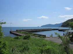 飯浦漁港・奥に竹生島が見える