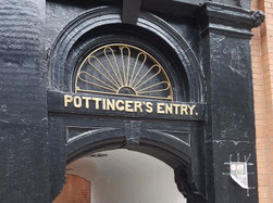 schwarzer Eingang mit goldener Schrift zur Pottincer's Entry, Belfast ©My own Travel individuelle Rundreisen Irland