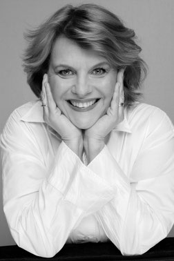 Charlotte Plesz-Dauter, Kinesiologie in 1070 Wien, Frau, Lachend, Hände Gesicht