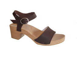 Modèle de sandale d'été de style europe du nord, avec une bride à l'avant de pied et une deuxième bride, avec boucle, qui se fixe au niveau de la cheville. Le tout est monté sur un talon de 6 cm de hauteur, un peu large et très stable.