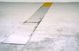 Matthieu van Riel. Zonder titel 680x60x0,2cm pigment en metaalplaten op vloer 1987