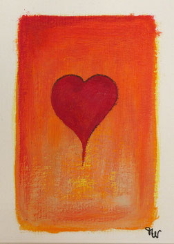 Rotes Herz auf einem Hintergrund aus warmen Rot-, Orange- und Gelbtönen. Auf Büttenkarton gemalt.