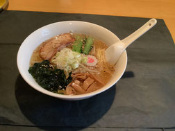 福生ラーメン　ポロ春です。福生駅近くにあるラーメン店です、こんぶ、ソーダガツオなどのだしを使った体に優しいスープが特徴です。メニューもボリュームも他の店より多いのが自慢です。米軍横田基地が近く、米国人のお客様もいらっしゃいます。英語の対応もドル払いもOKです。