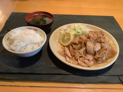 福生ラーメン　ポロ春です。福生駅近くにあるラーメン店です、こんぶ、ソーダガツオなどのだしを使った体に優しいスープが特徴です。メニューもボリュームも他の店より多いのが自慢です。米軍横田基地が近く、米国人のお客様もいらっしゃいます。英語の対応もドル払いもOKです。