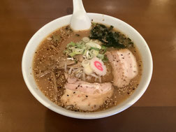 福生ラーメン　ポロ春です。福生駅近くにあるラーメン店です、こんぶ、ソーダガツオなどのだしを使った体に優しいスープが特徴です。メニューもボリュームも他の店より多いのが自慢です。米軍横田基地が近く、米国人のお客様もいらっしゃいます。英語の対応もドル払いもOKです。