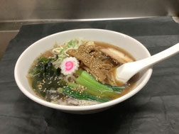 福生ラーメン　ポロ春です。福生駅近くにあるラーメン店です、こんぶ、ソーダガツオなどのだしを使った体に優しいスープが特徴です。メニューもボリュームも他の店より多いのが自慢です。米軍横田基地が近く、米国人のお客様もいらっしゃいます。英語の対応もドル払いもOKです。