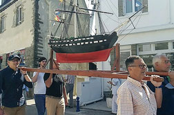 Suivent : l'ex-voto et les reliques de St Jacques, portés par les hommes.