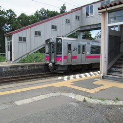 奥内駅　蟹田行きの電車