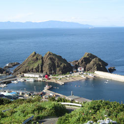 車で渡れる帯島の向こうには津軽海峡。対岸は北海道福島町