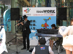 で、演奏は風との格闘!