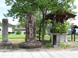 常楽寺参道にある五輪塔