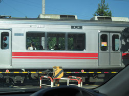 8：38　踏切を通過する上田行き電車