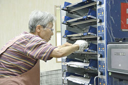 折込み作業中の様子