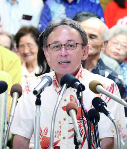 支持者や、オール沖縄の県議・市町村議員らを背に、知事選への出馬を表明した玉城氏=29日、沖縄ホテル