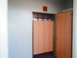 写真は小浜中学校女子トイレ入り口。設計図にドアが無かったため簡易ドアを設けた(竹富町教育委員会提供)