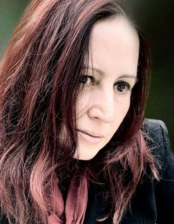 Das Bild zeigt Isabella Feimer mit schulterlangen rötlichen Haaren.