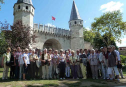 Die Mitglieder des Geschichts- und Heimatverein vor dem „Tor der Begrüßung“ am Topkapi-Palast in Istanbul. (Bild:hf)