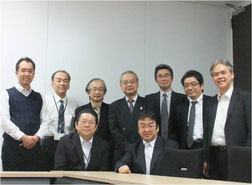 ※前列左が、今回の報告者のＷさん。大手電子機器メーカーで開発職～営業職を歴任してきている。日本の産業社会に貢献したいという志が高く、将来の独立開業を模索中である（前列右が田中）。