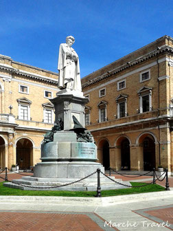 Piazza Giacomo Leopardi con il Palazzo Comunale, Recanati