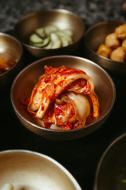 Südostasiatische Aromen wie Pandan sowie fermentierte Lebensmittel wie Kimchi, Kombucha und Sauerteigbrot gewinnen an Beliebtheit, sowohl wegen ihres Geschmacks als auch ihrer gesundheitlichen Vorteile.