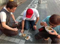 地べたに座って食する塾長たち!食べ歩きは面白い!