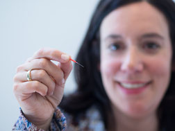 Auf diesem Foto ist Anja mit einer Ohr-Akupunkturnadel zu sehen. Die Ohrakupunktur als besondere Form der Reflexzonentherapie kann unterstützend sein.