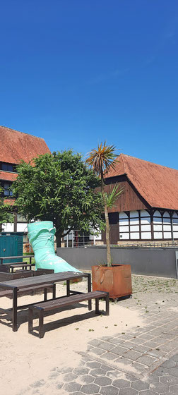 Der Stiefel des Hermann im Originalmaßstab vor dem Lippischen Museum in Detmold