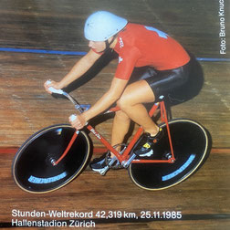 Barbara Ganz im Schweizer Nationaltrikot auf Bahnrennrad während ihrem Stunden-Weltrekord 1985.