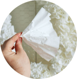 Bild: DIY Deko Backdrop für die Party oder Hochzeit – mit dieser Anleitung ganz einfach eine Upcycling Dekoration aus alten Kaffeefiltern selber basteln // gefunden auf dem Partystyling Blog Partystories.de // #diydeko #Kaffee #partydeko #hochzeitsdeko