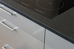 Aufmaß, Fertigung, Verlegung Küchenarbeitsplatte, Material Nero Assoluto, Oberflächenbearbeitung gebürstet, Granit