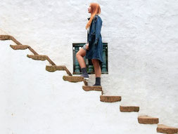 une jeune fille monte un escalier