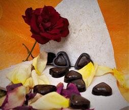Clàpas ou bonbon de chocolat bio en forme de coeur, fourré d'une ganache végétale bio parfumée à la rose