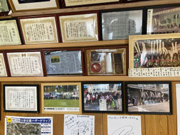 団体紹介②　活動拠点としている小沼公民館には歴史を語り継ぐ写真などが飾られている。