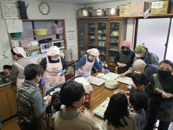 沢内民区　親老会からＰＴＡ(子ども会)にご案内いただく形で果報ダンゴ作りを実施する様子