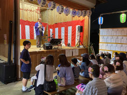 青奉賛会会長の挨拶で演芸大会開始