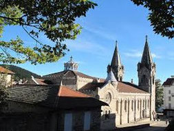 Façade de la basilique de Lalouvesc avec ses deux clochers une photo du sanctuaire Saint Jean-François Régis à La Louvesc , par le gite du domaine de la gorre en location en ardeche